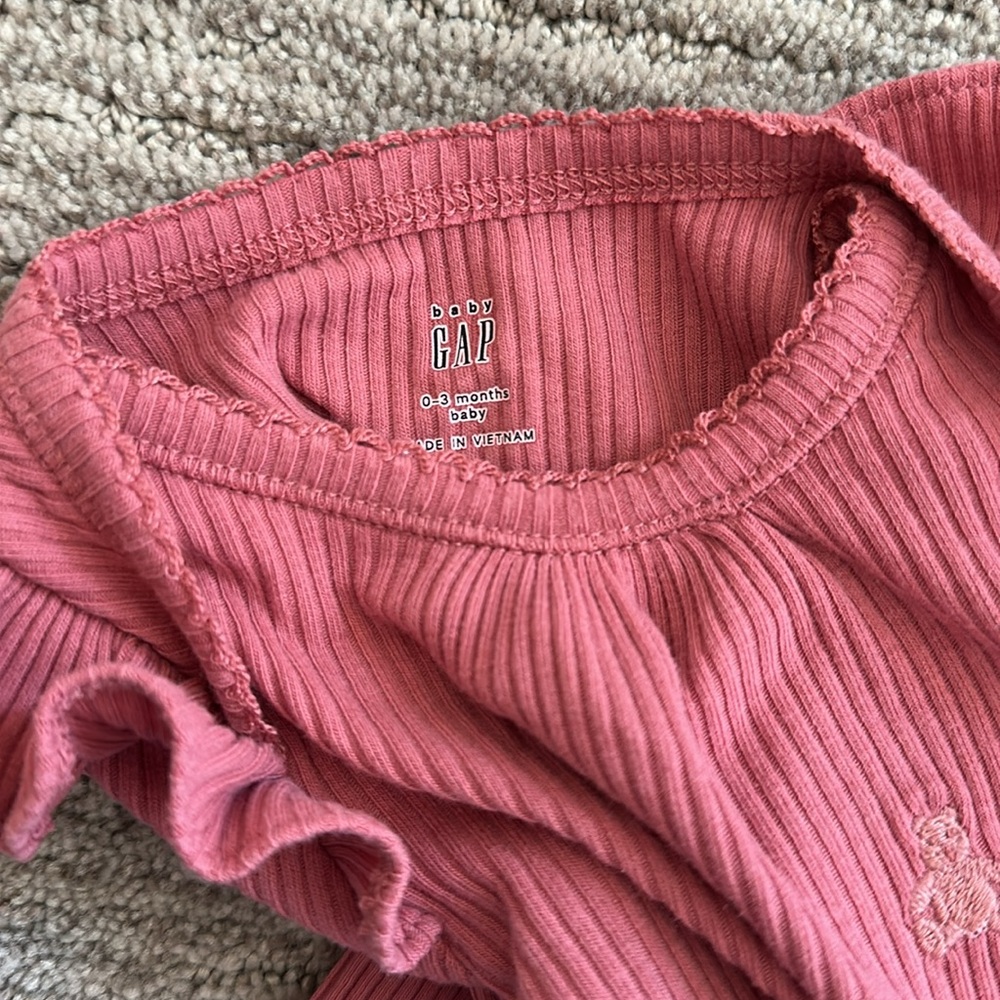 Baby Gap Ruffle Onesies - Picture 4 of 4